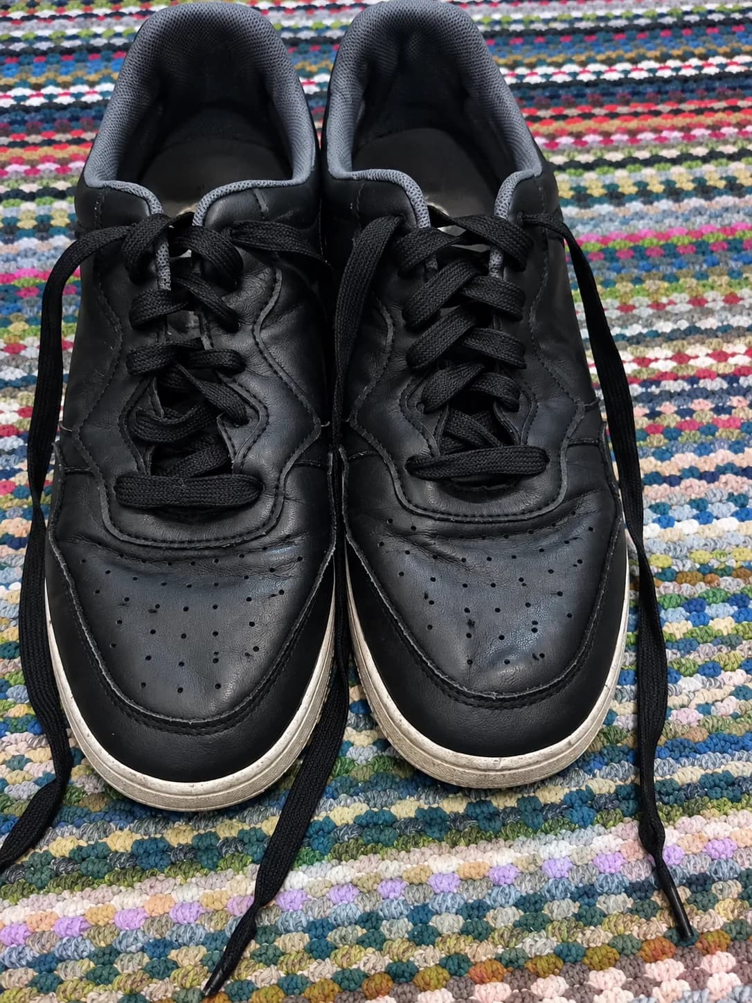 Black tennis shoe — photo 2