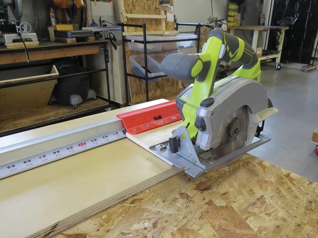 Circular saw with guide rail