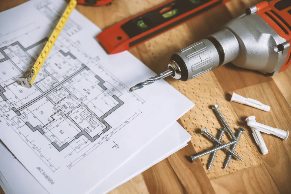 Cordless drill kit with spirit level